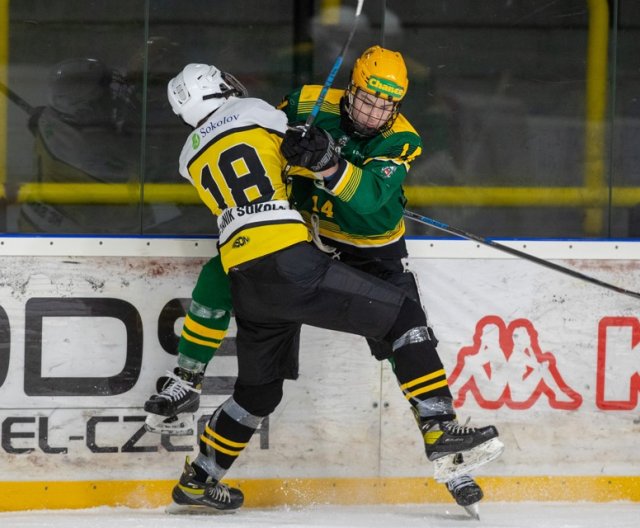 Předání trofeje vítězi Ligy dorostu 2022/23 ze Vsetína po zápase Sokolov vs Vsetín, 13. 3. 2023